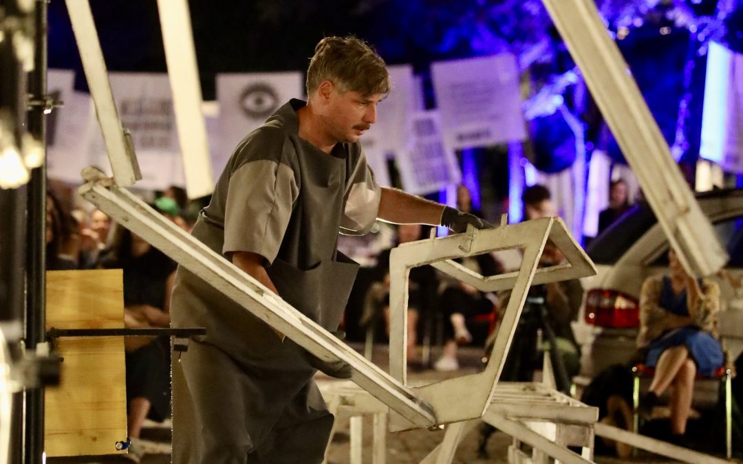 Esej: Manifesti in podarjanje rož